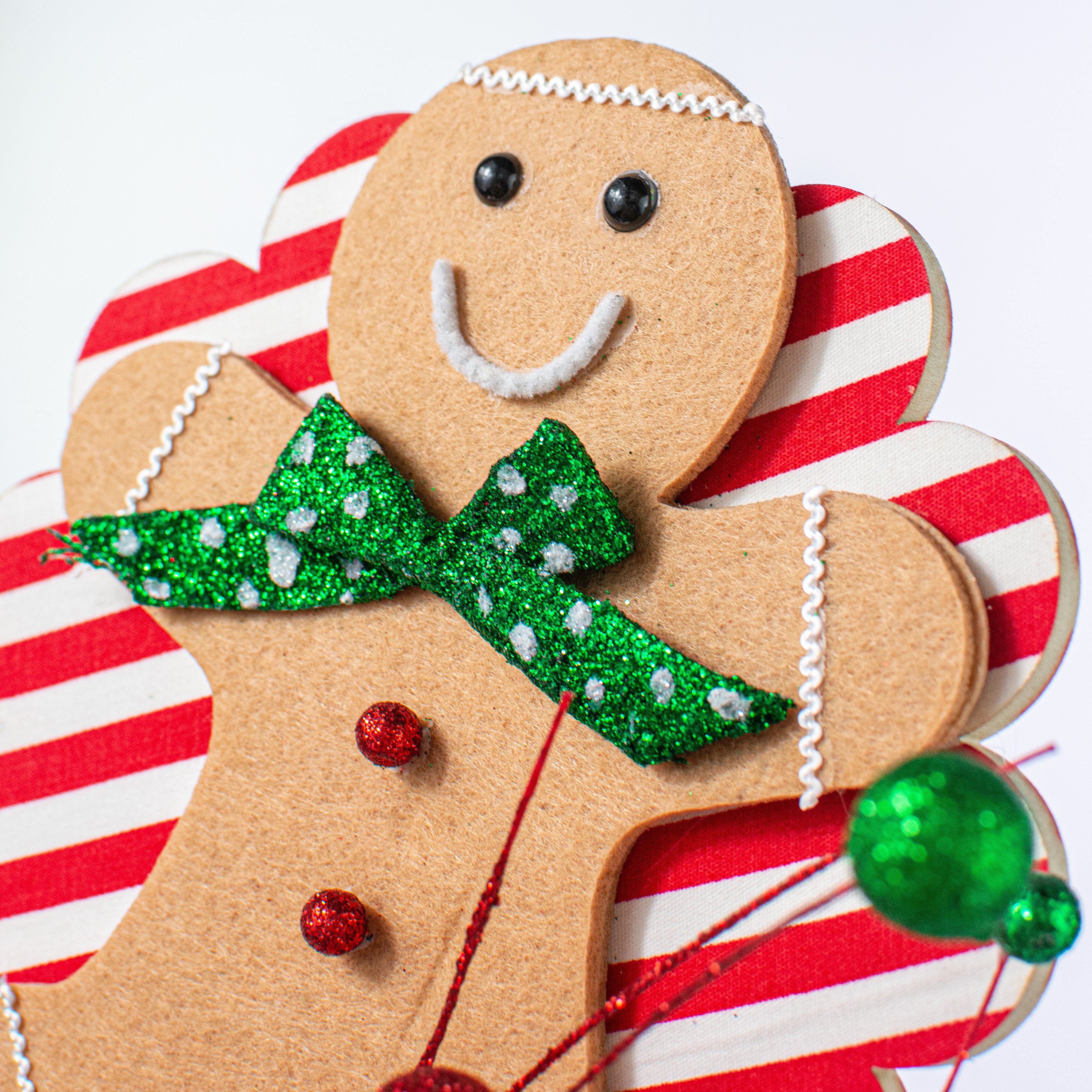 25" Gingerbread Scallop Cookie Spray: Emerald & Red