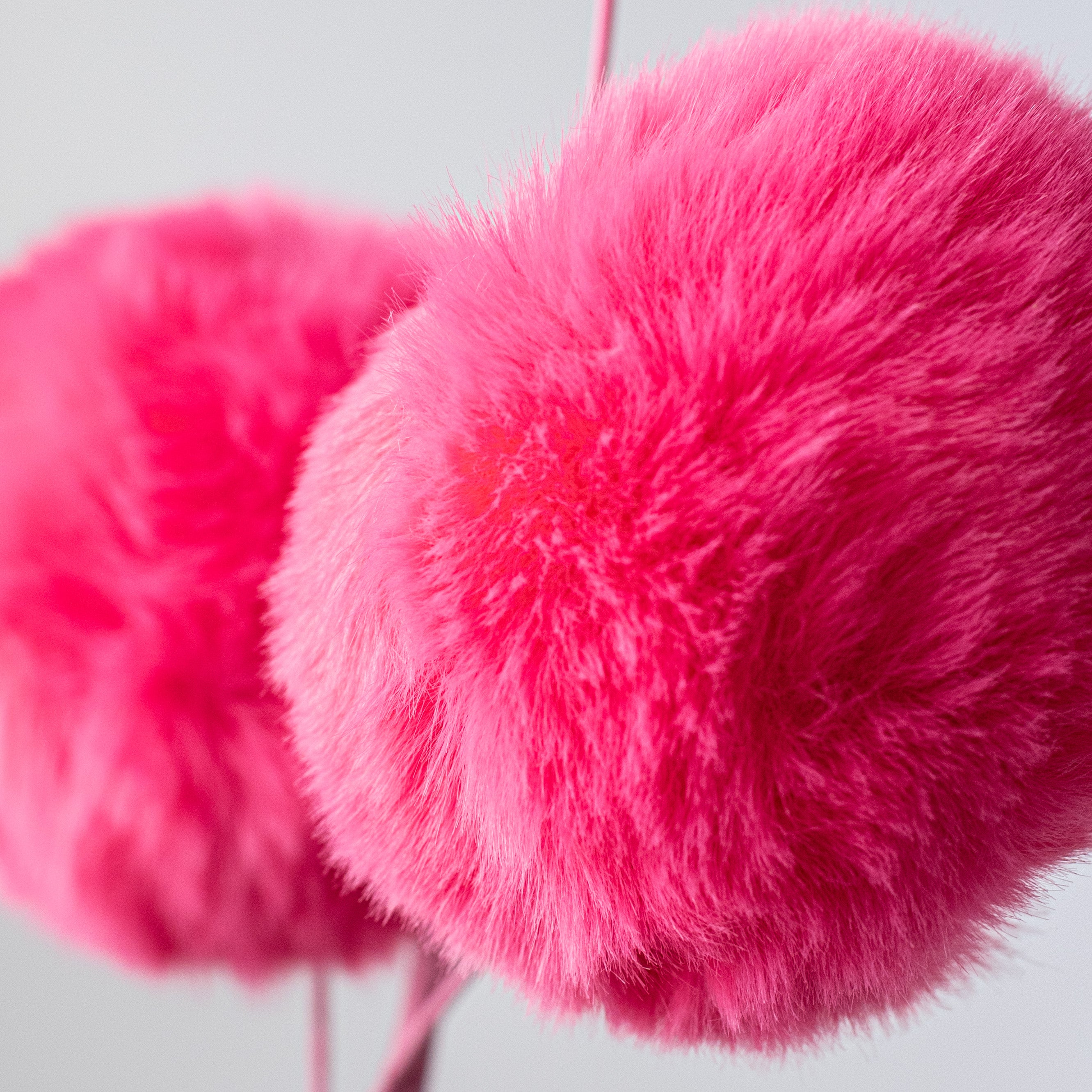 29" Faux Fur Spray: Hot Pink